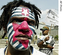 Papuan activist with the flag of the Free Papua movement painted on his face demonstrates against the Indonesian army (File)