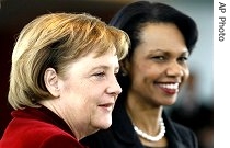 Condoleezza Rice (r) with Germany's Chancellor Angela Merkel in Berlin, 21 Feb 2007 
