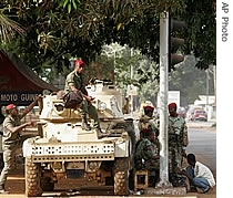 Soldiers man a checkpoint separating the city center from the suburbs in Conakry, Guinea, 20 Feb 2007