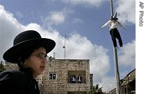 An effigy of the ancient Persian King Haman hangs from a lamp post at entrance to an Ultra-Orthodox Jewish neighborhood in Jerusalem, 2 Mar 2007 
