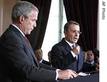 Presidents Alvaro Uribe (r) and George W. Bush at a joint news conference in Bogota