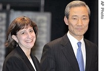 Wendy Cutler, left, and her counterpart Kim Jong-hoon following talks in Seoul, 12 Mar. 2007