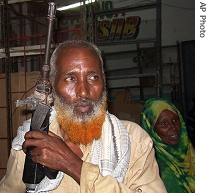An old Somali man, holds his gun in Bakhara market in Mogadishu to defend his family from looters (File photo)