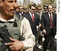 Iraq's al-Anbar province governor Maamoun Sami Rashid al-Alwani (L), Prime Minister Nur al-Maliki (C) arrive in Ramadi 13 March 2007
