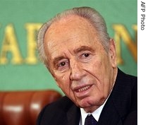 Israeli Deputy Prime Minister Shimon Peres  speaks during a news conference at Japan National Press Club in Tokyo, 13 March 2007