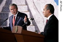 Presidents George Bush (l) and Felipe Calderon at their joint news conference in Merida
