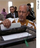 Mauritanian presidential candidate Sidi Ould Cheikh Abdallahi casts his vote in Nouakchott, Mauritania, Sunday, 11 March 2007