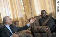 Somali President, Abdullahi Yusuf (R), talks to the Commissioner for Peace and Security of the A.U., Said Djinnit, in Mogadishu, 20 Mar 2007 