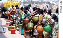 Indians stand in line as they wait to fill containers with drinking water in Hyderabad, 20 Mar. 2007 