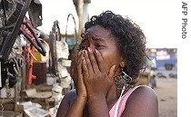 Maputo resident reacts after blast at arms depot, 23 Mar 2007