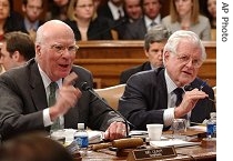 Patrick Leahy (l) and Senator Edward Kennedy take part in a debate on whether to issue subpoenas to White House staffers in the dismissal of U. S. attorneys, 22 Mar 2007