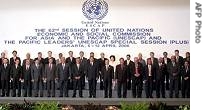 Participants of Economic and Social Commission for Asia and the Pacific (ESCAP) forum pose for photographers in Jakarta (File photo - 10 Apr 2006)