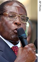Robert Mugabe addresses supporters at his party's headquarters in Harare, 23 Mar 2007