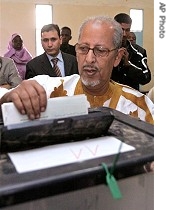 Sidi Ould Cheikh Abdallahi casts his vote