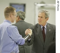 President Bush, right, shakes hands with the 1st Lt. Scott Quilty during a visit to Walter Reed Army Center in Washington, 30 Mar 2007