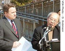 Congressman Chris Smith (l) with Vietnamese democracy activist Doan Viet Hoat at the Capitol Hill news conference in Washington, 14 Mar 2007