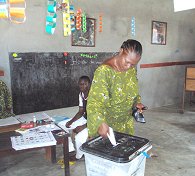 A woman casts her ballot in Cotonou, 31 Mar 2007<br />