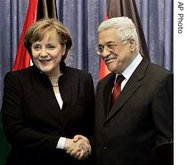 German Chancellor Angela Merkel shakes hands with Palestinian President Mahmoud Abbas after their press conference in Ramallah, 01 Apr 2007