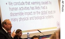 Martin Parry, left, presents report on climate change at EU Charlemagne building in Brussels, 06 Apr 2007