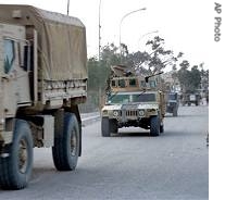 A US military convoy drives through Diwaniyah, south of Baghdad, Iraq, 06 Apr 2007