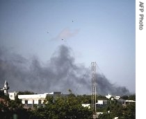 Smoke is seen on a general view of Mogadishu 21 Mar 2007 during heavy fightings in the city