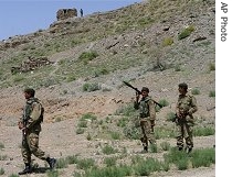 Pakistani army troops patrol a mountain area at Sholam checkpoint near Wana, the main town of Pakistans South Waziristan tribal area along Afghan border, 11 Apr 2007
