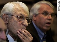 Syrian-American businessman Ibrahim Suleiman, left, sits next to the former Israeli Foreign Ministry Director-General Alon Liel, right, 12 Apr 2007