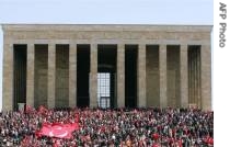 Thousands of Turks march towards Ataturk's mausoleum for a wreath laying ceremony in support of secularism after a rally in Ankara, 14 Apr 2007