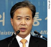 Cho Byung-je, a ministry official handling North American affairs, announces statements during a press conference at the Foreign ministry in Seoul, 17 Apr 2007