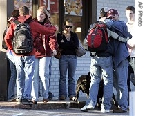 Virginia Tech students, parents hug one another at site of shooting on campus in Blacksburg, Va, 17 Apr 2007