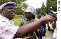 Zimbabwe's leader of the Movement for Democratic Change (MDC), Morgan Tsvangirai, argues with a policeman after being refused to hold a rally in Harare, 18 Feb 2007 <br />