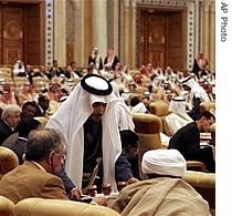 A Saudi waiter serves tea for Arab leaders during the closing session of the Arab summit in Riyadh , Saudi Arabia, 29 Mar 2007