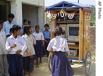 School children gather around a mobile Internet classroom in northern Indian state of Uttar Pradesh's Bithoor village (file photo)