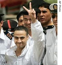 Mohammed al-Attar flashes a victory sign as he is led into the Egyptian State Security Emergency Court in the New Cairo suburb of Cairo, 21 Apr 2007<br />