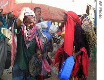 Somali women with luggage leave Mogadishu, 01 Apr 2007