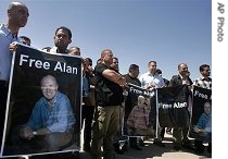 Palestinian journalist hold posters of kidnapped BBC correspondent Alan Johnston during a protest calling for his release, 25 Apr 2007