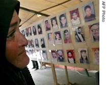 An Iraqi displaced woman attends a photo exhibition in Karbala, for the victims of violence who were killed in the province, 25 Apr 2007