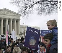 Anti-abortion demonstrators gather outside the Supreme Court in Washington <br/> (File photo - 22 Jan 2007) 
