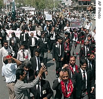 Pakistani lawyers take part in an anti government rally in Lahore, Pakistan, 13 Apr 2007