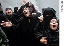 Palestinian relatives of Hamas militant Abdul Halem al-Fayomi, react at the family house during his funeral in Gaza City 28 Apr 2007