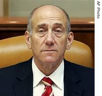 Israeli Prime Minister Ehud Olmert is seen as he chairs the weekly cabinet meeting at his office in Jerusalem, 29 Apr 2007