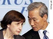 Wendy Cutler, left, Ambassador Kim Jong-hoon during a joint news conference in Seoul, Monday, 02 Apr 2007