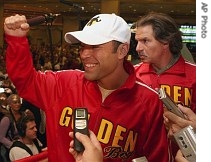 Boxer Oscar De La Hoya acknowledges the crowd chanting his name as he arrives at the MGM Grand Hotel in Las Vegas 1 May 2007