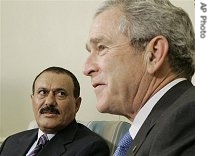 Yemen's President Ali Abdullah Saleh, (l), looks on as President Bush make a statement to reporters in the Oval Office of the White House, 02 May 2007