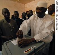 President Amadou Toumani Toure votes on Sunday 29 April 2007