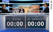 French Socialist Party candidate Segolene Royal (l) faces conservative front-runner Nicolas Sarkozy (r) minutes before their only televised debate in Paris, 02 May 2007