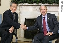 U.S. President Bush (l) shakes with Singapore's Prime Minister Lee Hsien Loong in the Oval Office at the White House in Washington, 04 May 2007