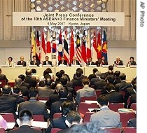 Thailand's finance minister, Chalongphob Sussangkarn, center, reads a statement at the beginning of the joint press conference of ASEAN + 3 Finance Ministers Meeting in Kyoto, 5 May 2007