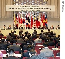 Thailand's finance minister, Chalongphob Sussangkarn, center, reads a statement at the beginning of the joint press conference of ASEAN + 3 Finance Ministers Meeting in Kyoto, 5 May 2007