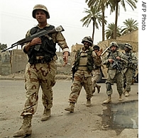 US and Iraqi army soldiers patrol an area in Baghdad's al-Karrada neighborhood (File)